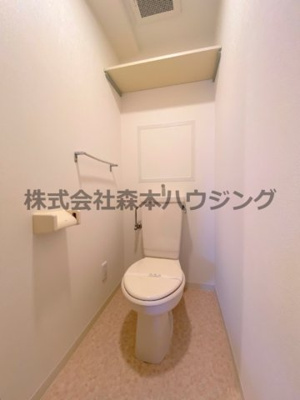 【トイレ】 | 　プランドールマツカワ | ※同タイプ別室の写真となります。
　設備内容や色調など相違がある場合は実際のお部屋の現状優先となります。