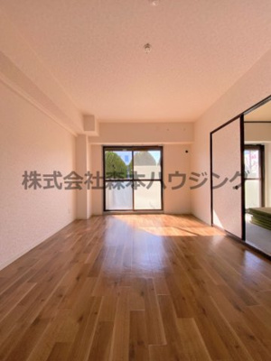 【居間・リビング】 | 　プランドールマツカワ | ※同タイプ別室の写真となります。
　設備内容や色調など相違がある場合は実際のお部屋の現状優先となります。