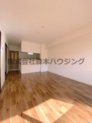 【居間・リビング】 | 　プランドールマツカワ | ※同タイプ別室の写真となります。
　設備内容や色調など相違がある場合は実際のお部屋の現状優先となります。