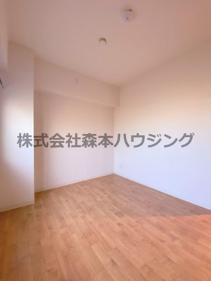 【洋室】 | 　プランドールマツカワ | ※同タイプ別室の写真となります。
　設備内容や色調など相違がある場合は実際のお部屋の現状優先となります。