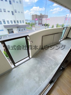 【バルコニー】 | 　プランドールマツカワ | お洗濯にも便利なバルコニー付き
※実際のお部屋の写真です。