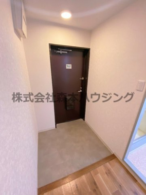 【玄関】 | 　プランドールマツカワ | ※同タイプ別室の写真となります。
　設備内容や色調など相違がある場合は実際のお部屋の現状優先となります。