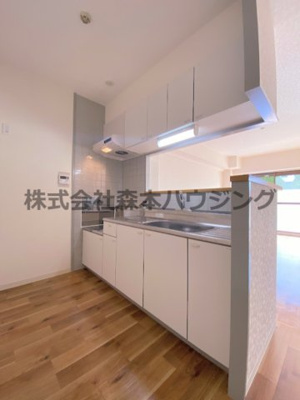 【キッチン】 | 　プランドールマツカワ | ※同タイプ別室の写真となります。
　設備内容や色調など相違がある場合は実際のお部屋の現状優先となります。