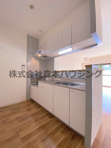 【キッチン】 | 　プランドールマツカワ | ※同タイプ別室の写真となります。
　設備内容や色調など相違がある場合は実際のお部屋の現状優先となります。