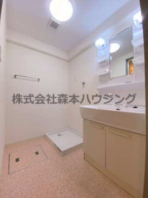 【洗面所】 | 　プランドールマツカワ | ※同タイプ別室の写真となります。
　設備内容や色調など相違がある場合は実際のお部屋の現状優先となります。