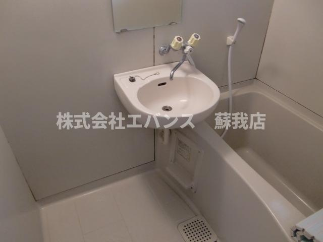 【洗面所】 | コーポ千歳 | スペースが確保できる洗面所です