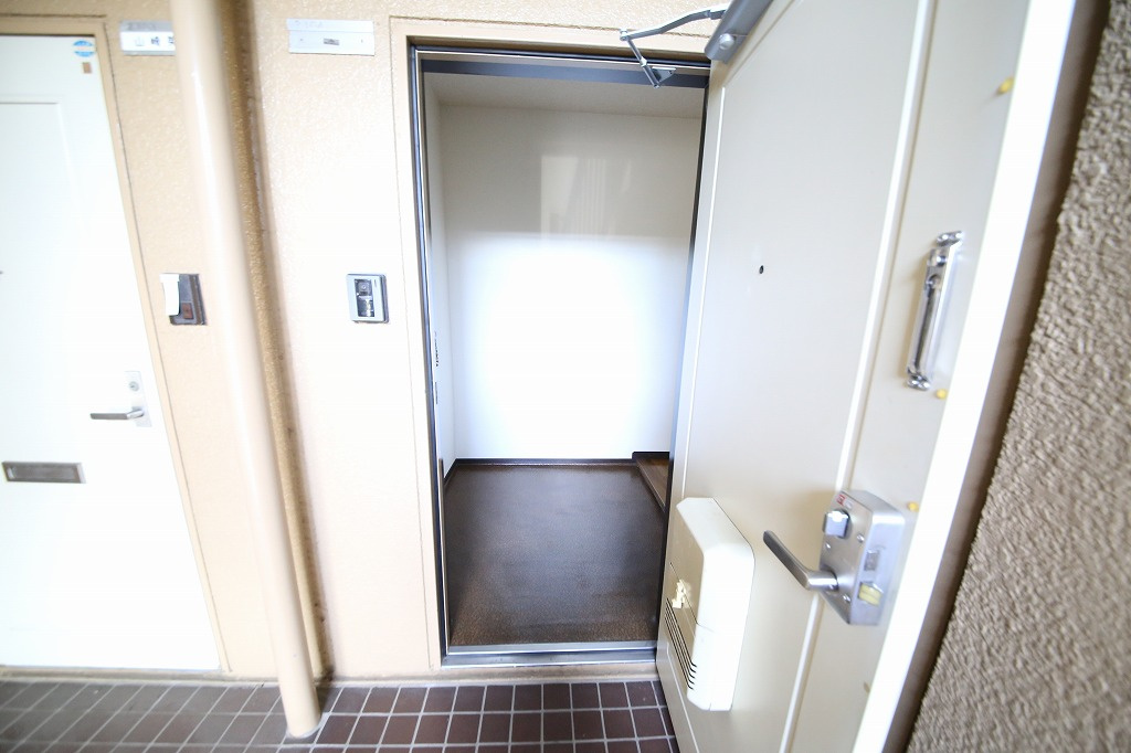 久喜市桜田３丁目の賃貸マンションの玄関