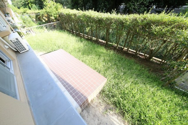 久喜市桜田３丁目の賃貸マンションの庭