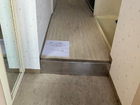 ジュネパレス横須賀の玄関
