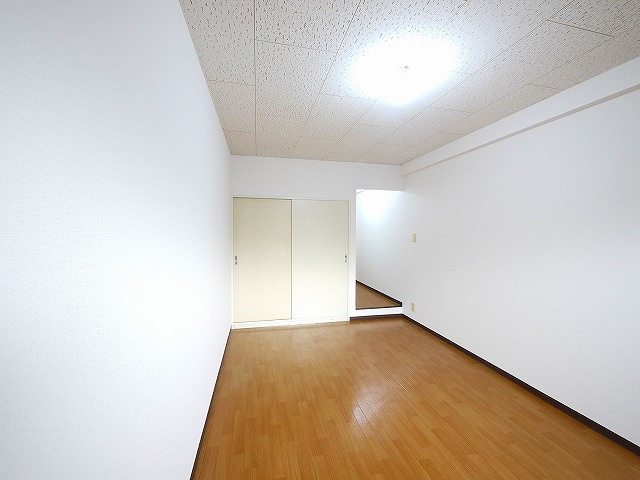 サンコーマンションの洋室|明るい洋室です