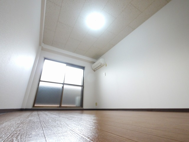 サンコーマンションの洋室|広々とした洋室です