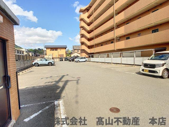 宗像市陵厳寺１丁目の賃貸マンションの駐車場