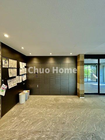 クリオ亀有ガーデンマークスの設備|【宅配ボックス】在宅時・不在時に関わらず、居住者の代わりに非対面で宅配物を受け取ってくれる便利な設備です。わかりやすくご説明致しますので見学時にはお部屋だけではなく共用部分もぜひチェックしてください。