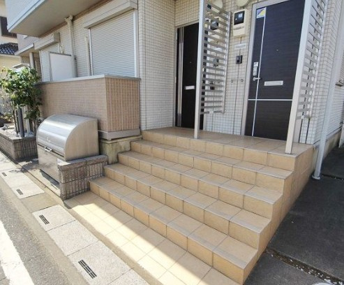 ふじみ野市うれし野２丁目のアパートのエントランス