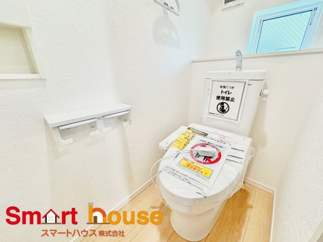 大和市南林間第34のトイレ|節水型でエコなトイレには今では当たり前のウォシュレット付き。換気機能も着いているので常に快適ですね♪