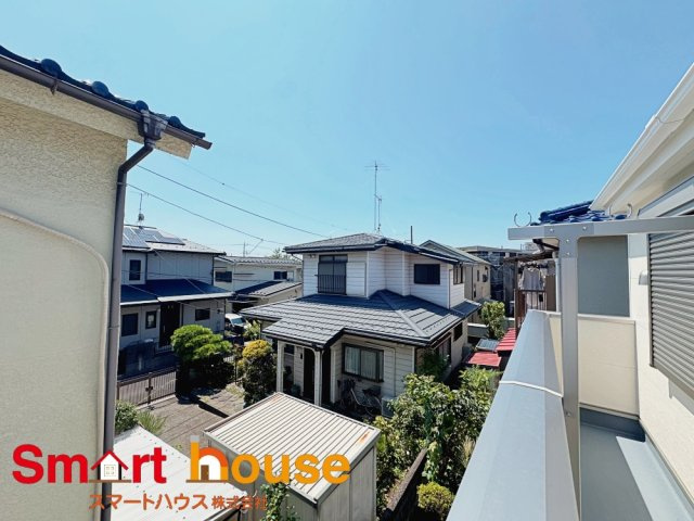 大和市南林間第34の展望|開放的なバルコニーは見晴らしもよく、太陽の温かな温もりをめいっぱい受け止めてくれます。太陽の光と爽やかな風を受けたお洗濯物はあっという間に乾き、取りこむ時には太陽の匂いを感じられそうですね。