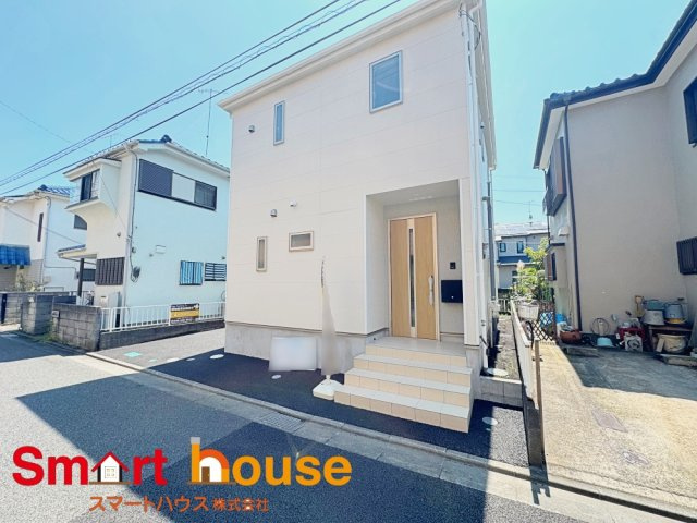 大和市南林間第34の外観|周囲の街並みと青空に生えるお洒落な仕上がり！周囲には高い建物のないエリア。青い空が大きく感じますね♪