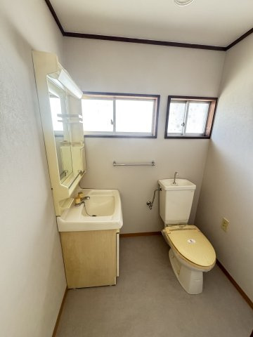 東出町2丁目貸家のトイレ