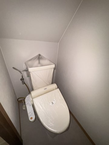 東出町2丁目貸家のトイレ