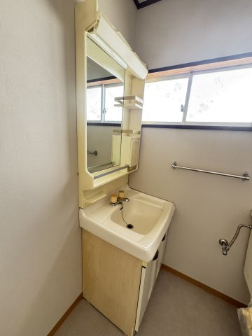 東出町2丁目貸家の洗面所