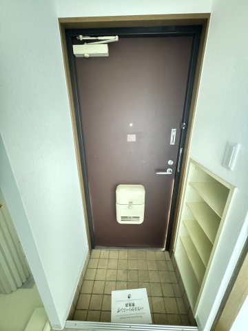 レジデンス香紀管理の玄関