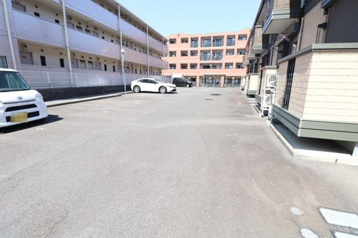 ブランシュ春日の駐車場