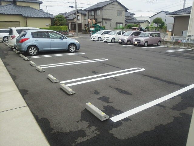 レ・セーナの駐車場