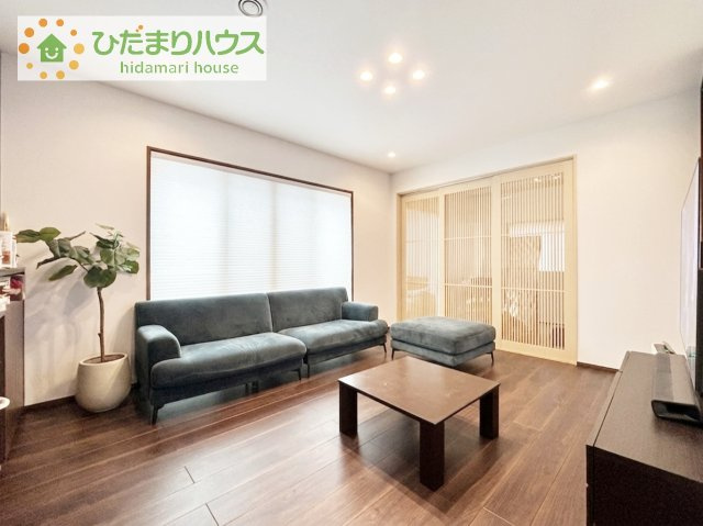 【居間・リビング】 | つくばみらい市富士見ヶ丘４丁目　中古戸建 | 天井高2.6ｍのLDKはとても広く感じる空間を演出(^^)/
窓が大きく採光もバッチリ！！電動ロールスクリーンのため開け閉めもラクラクです♪