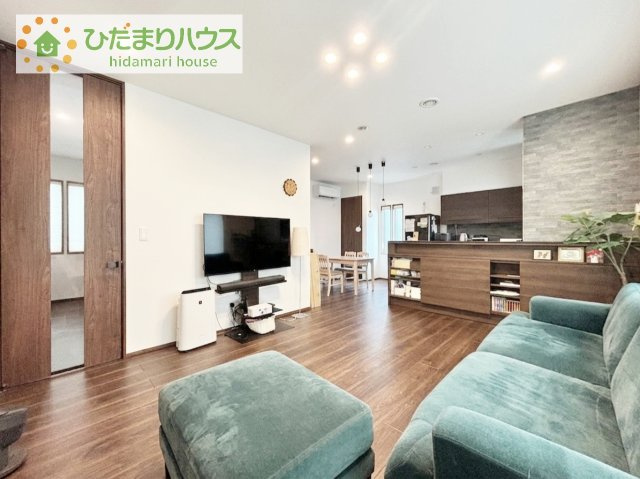 【居間・リビング】 | つくばみらい市富士見ヶ丘４丁目　中古戸建 | ソファ、ダイニングテーブル、テレビなど、家具の配置が楽しみになりますね!(^^)!
広々としたLDKは一家団欒の場にピッタリです♪