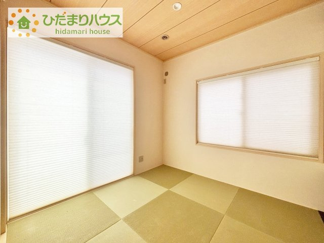 【和室】 | つくばみらい市富士見ヶ丘４丁目　中古戸建 | 小さなお子さまのいる方におすすめ！リビング横の和室でお子様が遊んでる様子も確認できます(^^)/
吊り押し入れもあり収納完備です！！