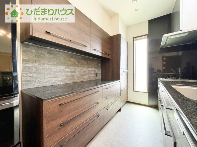 【収納】 | つくばみらい市富士見ヶ丘４丁目　中古戸建 | これだけあれば食器や調理器具の収納も十分！！
ゴミ箱の収納スペースもあります♪