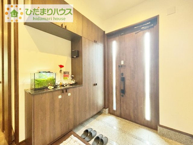 【玄関】 | つくばみらい市富士見ヶ丘４丁目　中古戸建 | 丁度良い靴箱のサイズ♪これだけあれば家族全員の靴がしまえてスッキリ(^O^)
小窓が付いているドアなので明るいスペースになっています♪