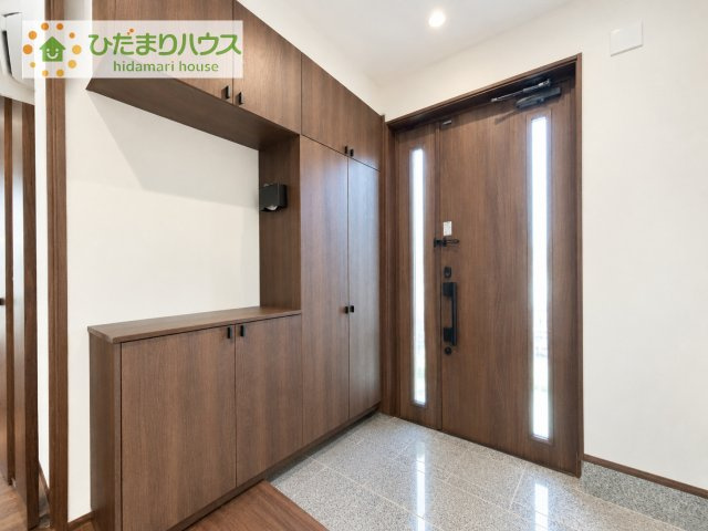 【玄関】 | つくばみらい市富士見ヶ丘４丁目　中古戸建 | 丁度良い靴箱のサイズ♪これだけあれば家族全員の靴がしまえてスッキリ(^O^)
小窓が付いているドアなので明るいスペースになっています♪