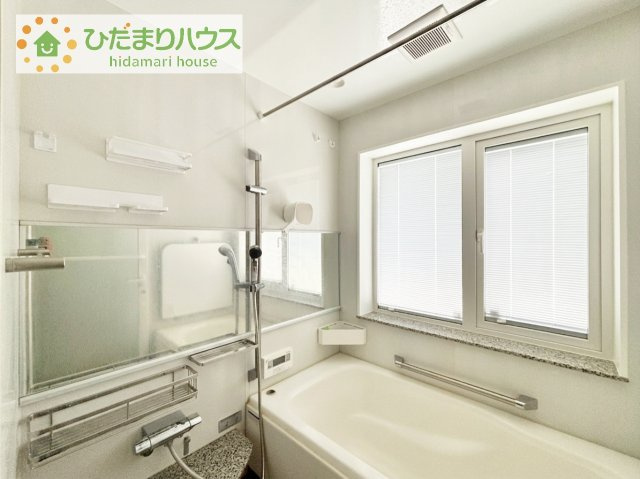 【浴室】 | つくばみらい市富士見ヶ丘４丁目　中古戸建 | 清潔感のある浴室は自分一人のリラックス空間を演出してくれます。もちろんお子様と一緒でも十分な広さがあり快適です(^^♪