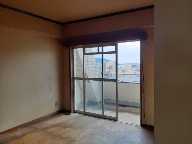 「南向きの5LDK」高知市知寄町　中古マンションの洋室|大きな吐き出し窓でバルコニーへの出入りもラクラク♪最上階なので視線を気にすることなく通風ができます