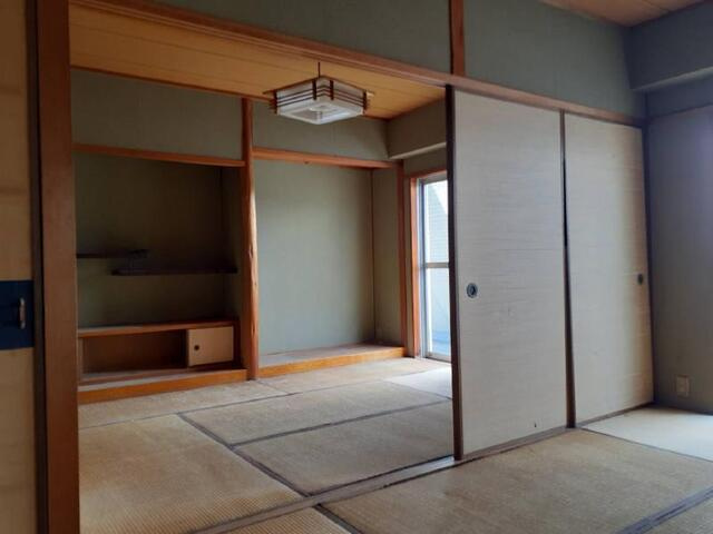 「南向きの5LDK」高知市知寄町　中古マンションの和室|和室は、襖を開放すれば続き間として使用可能☆客間としても家族のくつろぎスペースとしても幅広く活用できる大空間になります