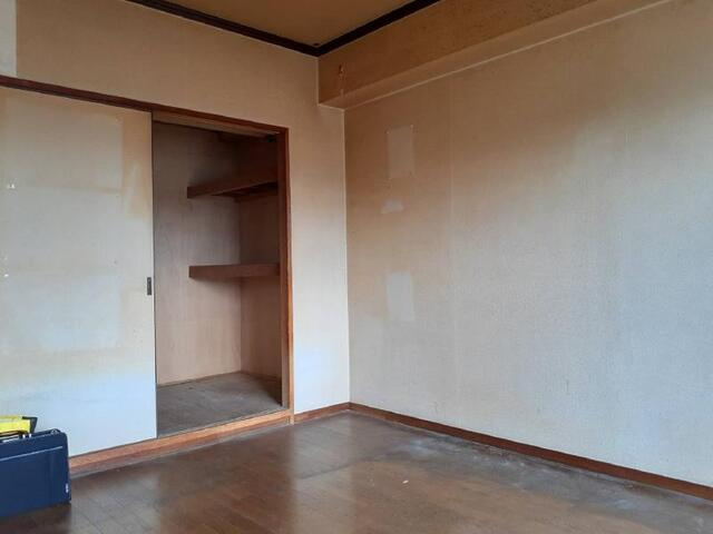 「南向きの5LDK」高知市知寄町　中古マンションの洋室|大きな物も収納できる納戸は、使用頻度が低い物の収納や衣替えに大活躍します♪