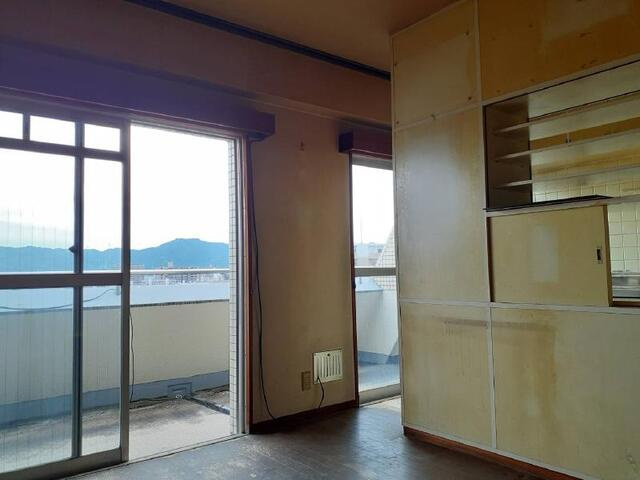 「南向きの5LDK」高知市知寄町　中古マンションの居間・リビング|大きな窓から自然光が差し込む、開放感あふれるリビング☆家族の笑顔が集まる空間として快適に過ごせます