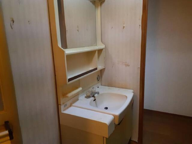「南向きの5LDK」高知市知寄町　中古マンションの独立洗面台|シンプルな造りの洗面台☆コンパクトなのでササッとお掃除することができます