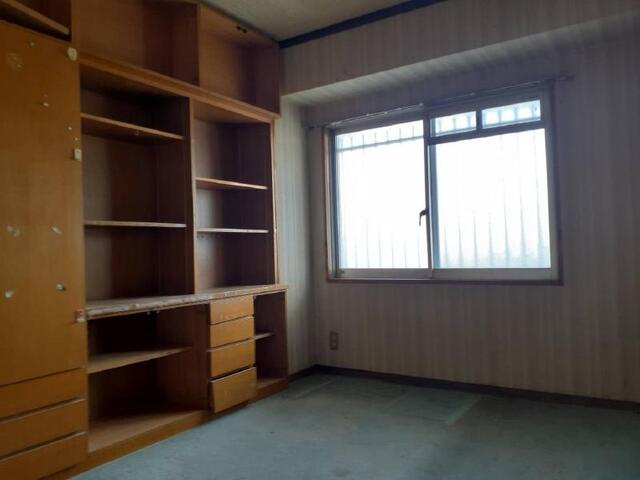 「南向きの5LDK」高知市知寄町　中古マンションのその他|作り付けの棚は大容量で、書籍などの収納場所に日々活用できます♪