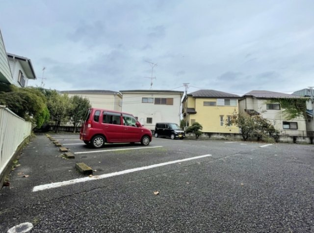 リバーサイド三田Ⅱの駐車場