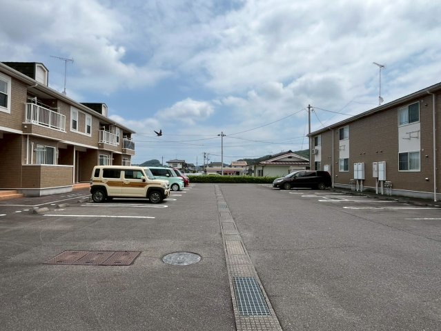 ブリッサ桜岡Ｆの駐車場