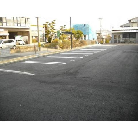 エリュシオン竜美ヶ丘の駐車場