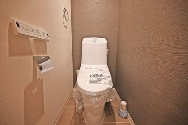 大阪市淀川区野中南２丁目中古一戸建て│3LDK＋駐車1台可のトイレ|新調済みのきれいなトイレに、便利なウォシュレット機能を備えています。清潔感のある空間で、快適にご利用いただけます。