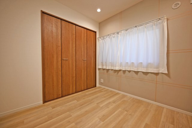 大阪市淀川区野中南２丁目中古一戸建て│3LDK＋駐車1台可の洋室|洋室約4.1帖
シンプルな内装でまとめられた居室は、お好みの家具やインテリアが映える空間です。