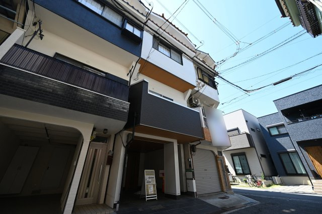 大阪市淀川区野中南２丁目中古一戸建て│3LDK＋駐車1台可の外観|ご不明な税金・諸費用についても丁寧にサポートいたします。現地見学で、住まいのイメージやご希望をぜひお聞かせください。