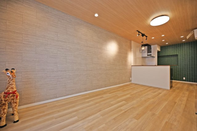 大阪市淀川区野中南２丁目中古一戸建て│3LDK＋駐車1台可の居間・リビング|LDK
ゆとりある広さを活かし、ご家族でのくつろぎ時間からご友人を招いてのホームパーティまで幅広くお使いいただけます。