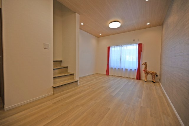 大阪市淀川区野中南２丁目中古一戸建て│3LDK＋駐車1台可の居間・リビング|東向きバルコニーに面したリビングダイニングは、陽光あふれる明るい空間が広がります。
