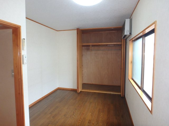 S1798H　2丁目和風中古住宅の収納|2F洋室の広いクローゼット