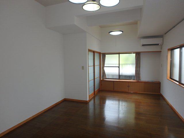 S1798H　2丁目和風中古住宅の洋室|1F洋室には第二の玄関あり
